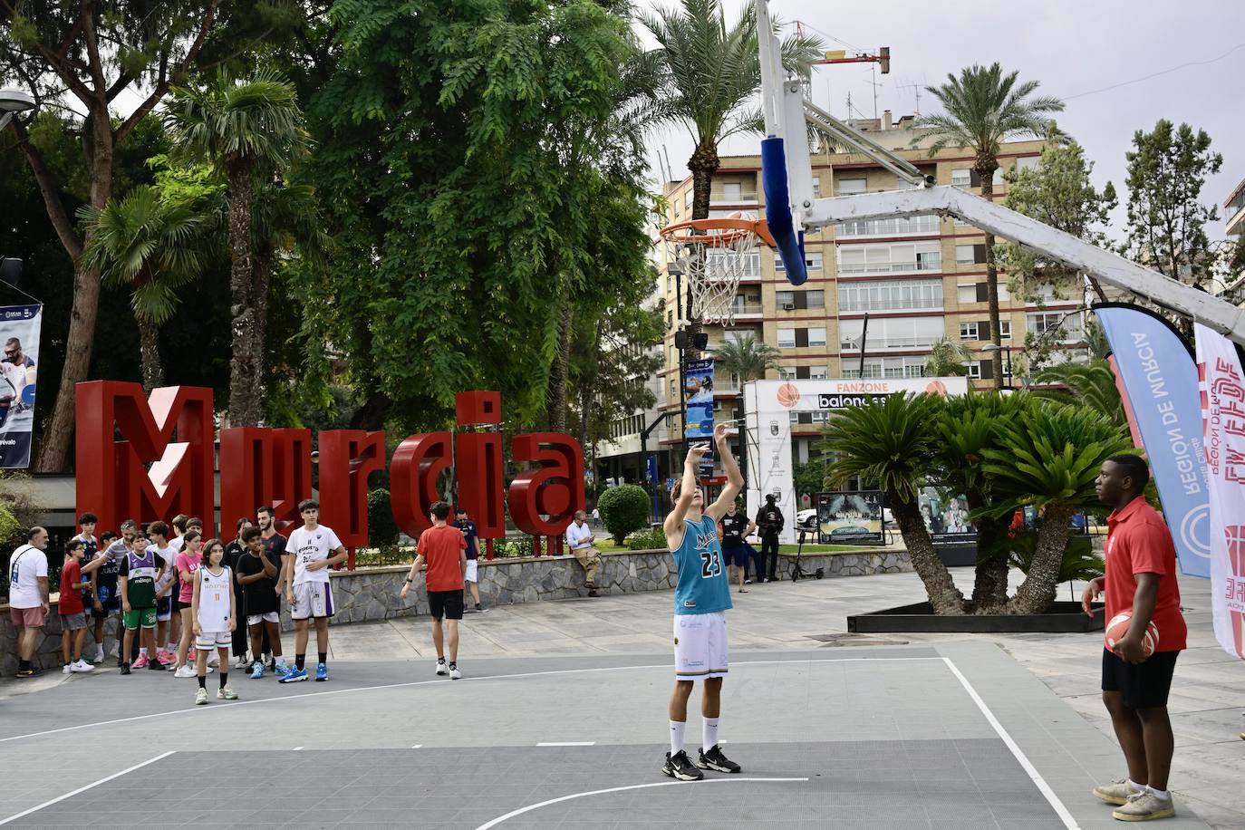 La lluvia matinal da un respiro y no impide que jóvenes y familias se &#039;empapen&#039; de baloncesto en Murcia