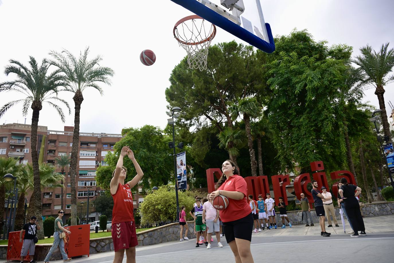 La lluvia matinal da un respiro y no impide que jóvenes y familias se &#039;empapen&#039; de baloncesto en Murcia