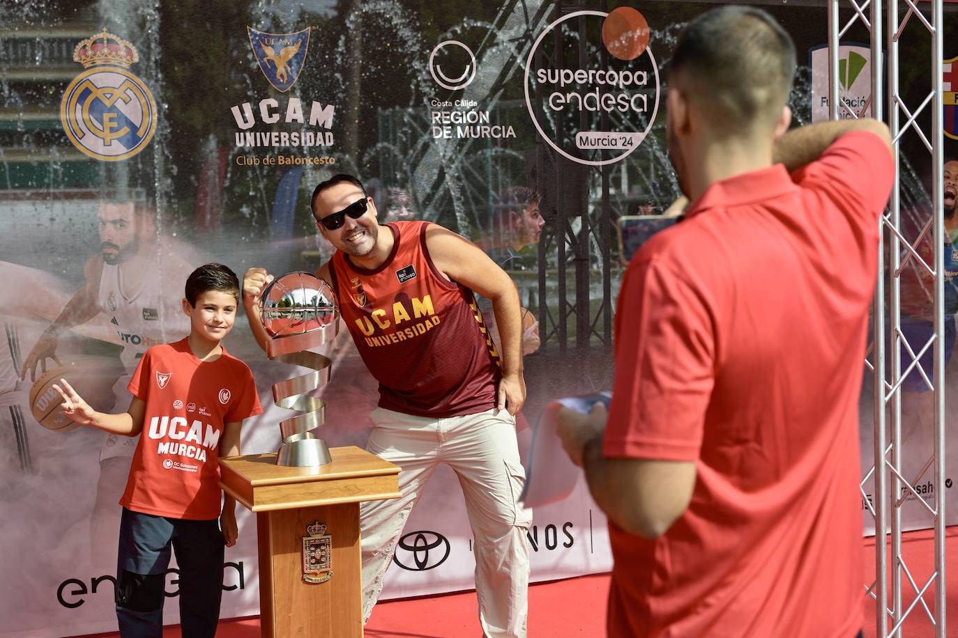 La lluvia matinal da un respiro y no impide que jóvenes y familias se &#039;empapen&#039; de baloncesto en Murcia