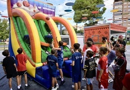 Un grupo de niños participa en uno de los juegos instalados.