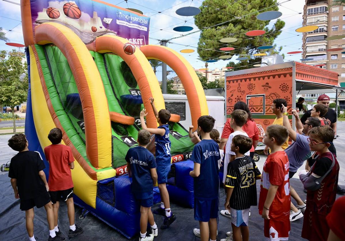 Un grupo de niños participa en uno de los juegos instalados.