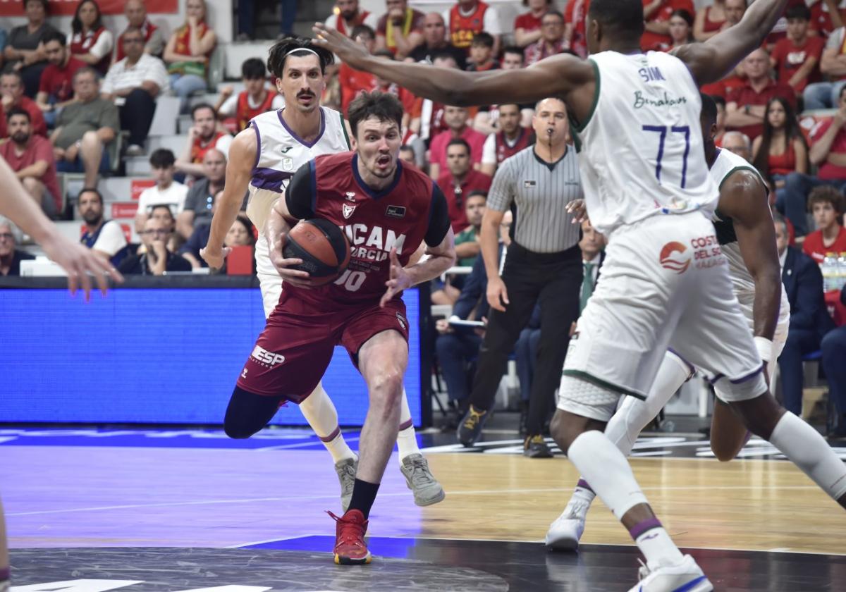 Kurucs intenta penetrar a canasta en el tercer partido de la semifinal de la Liga Endesa que midió a UCAM y Unicaja la pasada temporada.