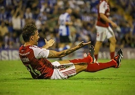 Pedro León, en el suelo, muestra su frustración.