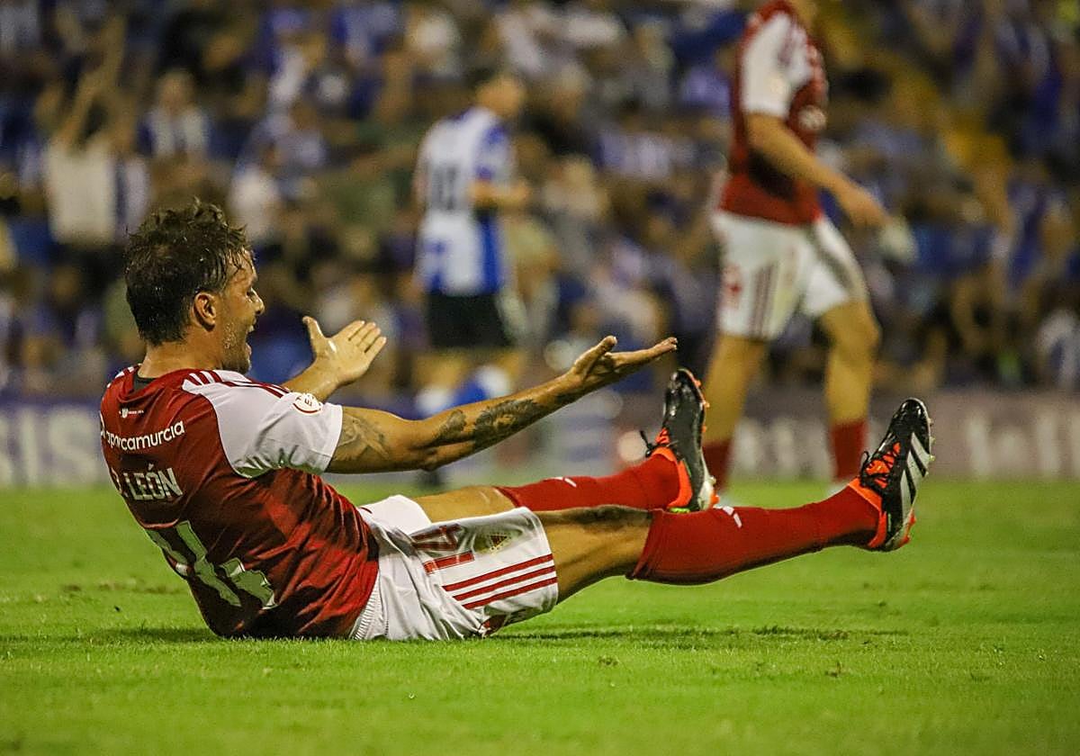 Pedro León, en el suelo, muestra su frustración.