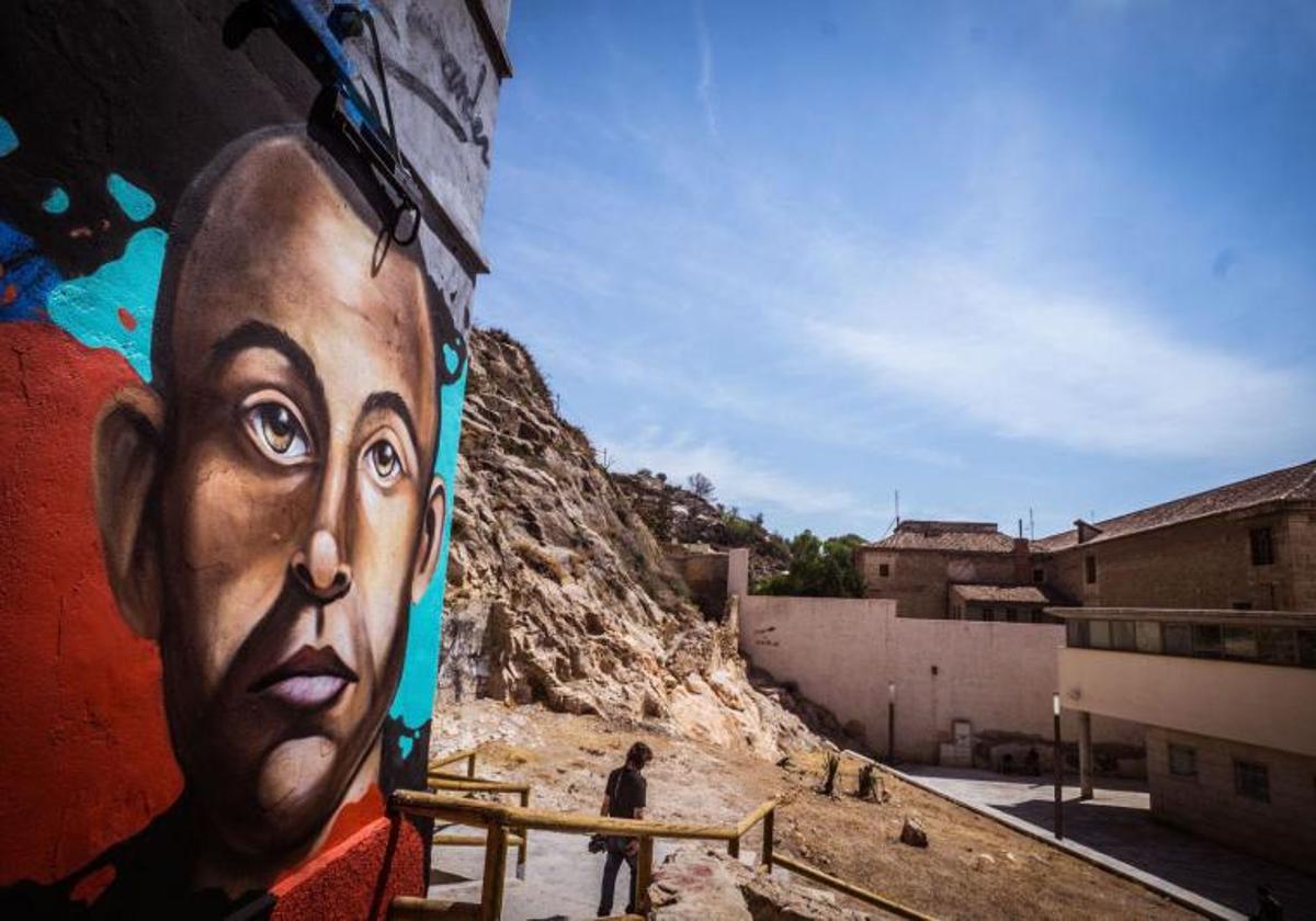 Mural dedicado a Miguel Hernández junto a la que era su casa familiar en Orihuela, hoy museo.