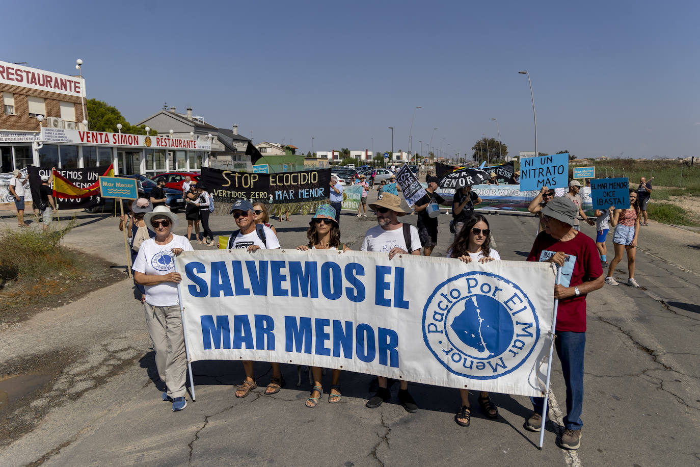 La manifestación en la Rambla del Albujón por el Mar Menor, en imágenes