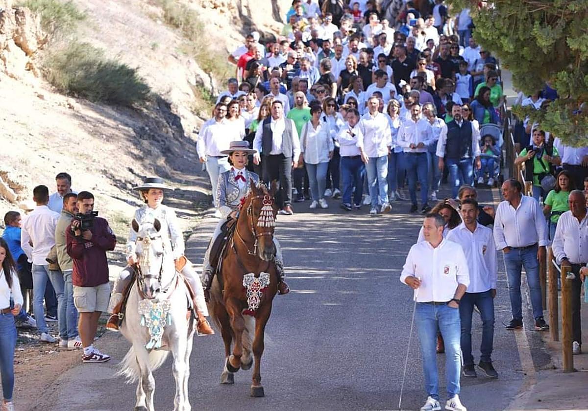Las Amazonas encabezan la comitiva en dirección al Templete, ayer.