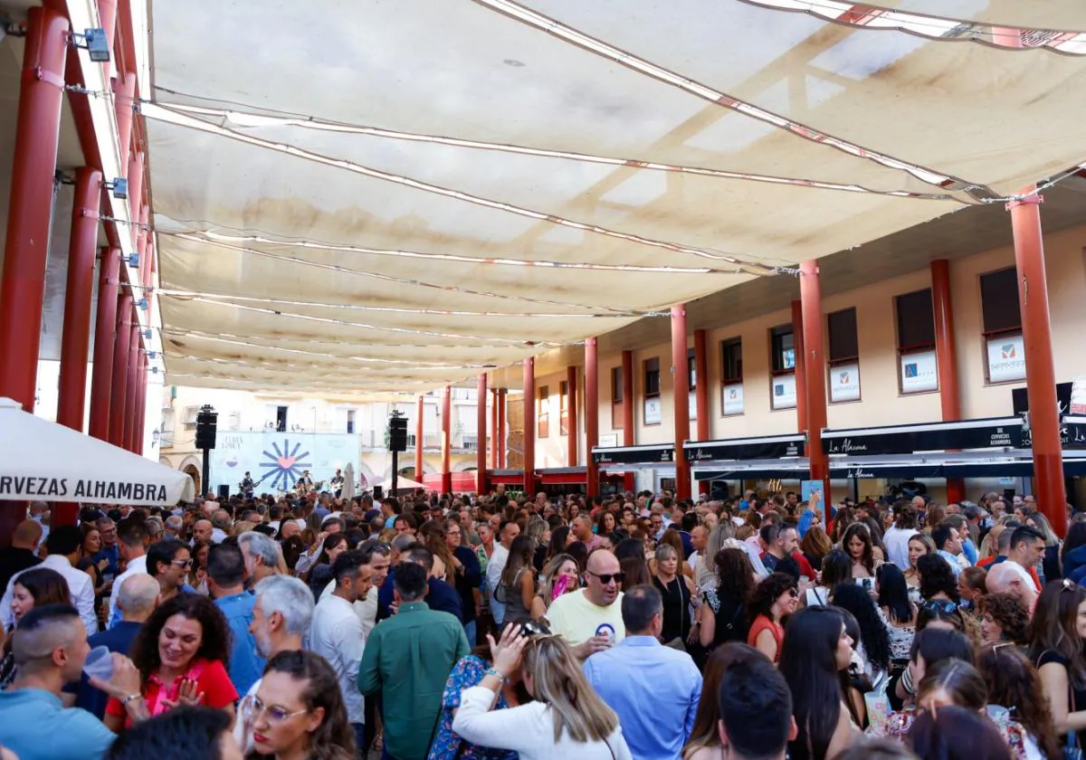 La plaza Arcoíris repleta de gente, ayer, en el tardeo de la Feria de Día, con música en directo.