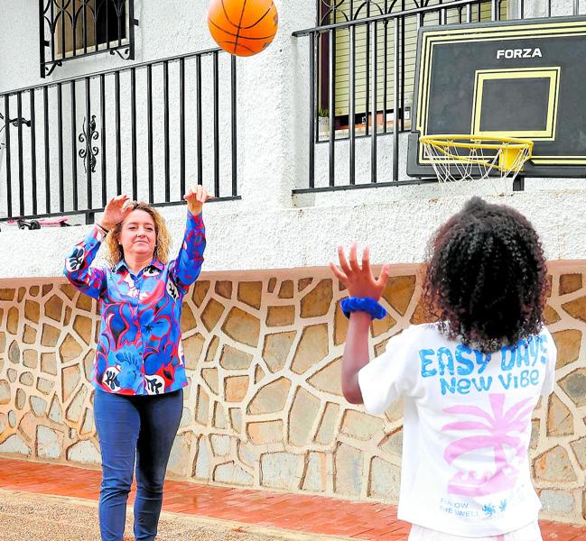 Irene Fernández y su hija Elena juegan al baloncesto en su casa de Molina de Segura.