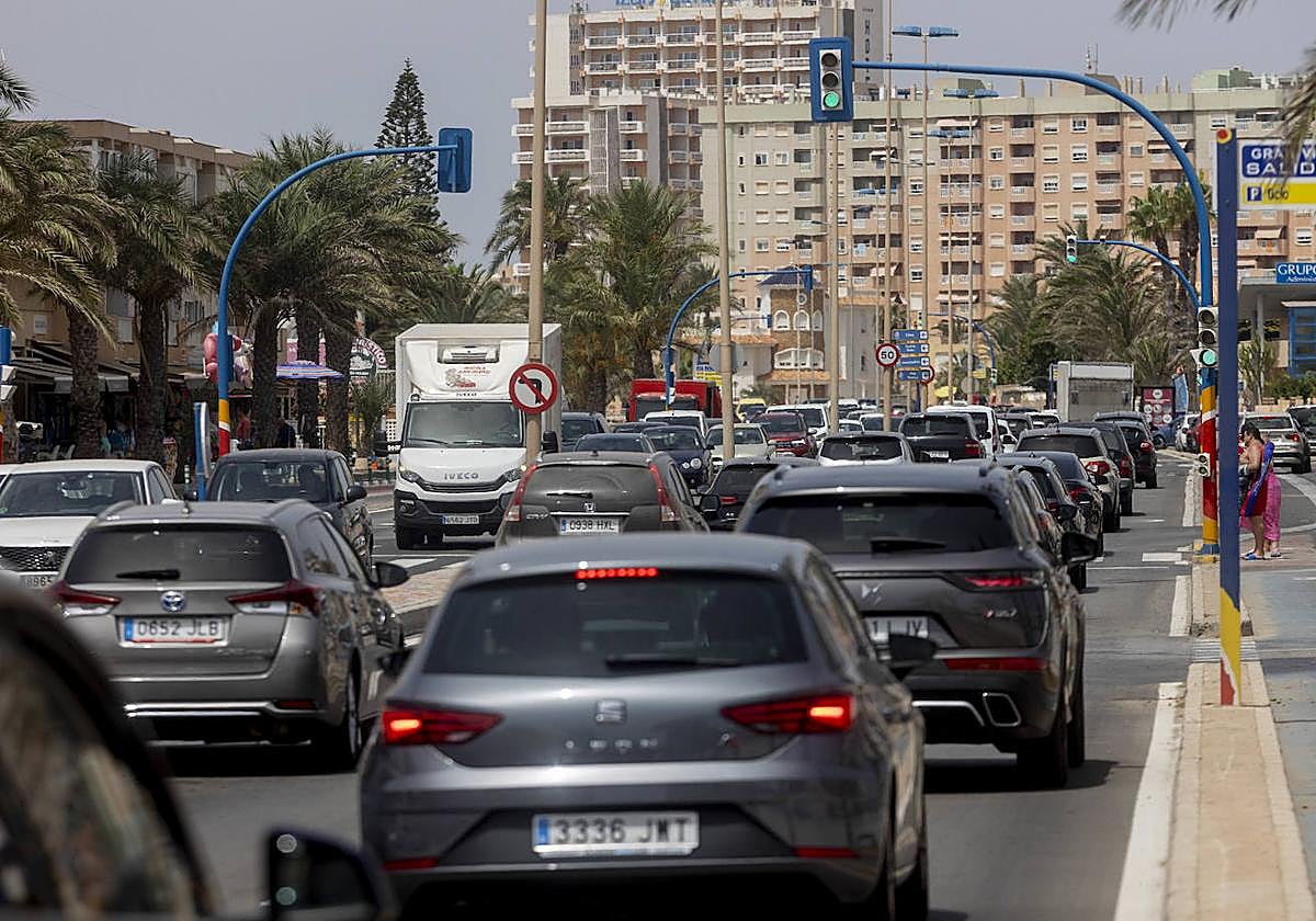 Imagen de archivo de un atasco en la entrada de La Manga.