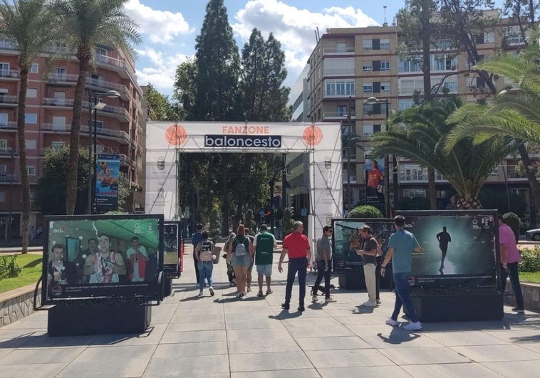 Entrada de la 'fan zone' instalada en la Plaza Circular de Murcia.