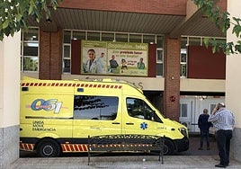 Una ambulancia en la puerta de Urgencias de La Arrixaca, en una imagen de archivo.