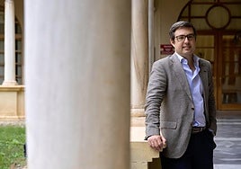 El profesor de Derecho Constitucional de la UMU Germán Teruel, en el claustro de la Facultad de Derecho.