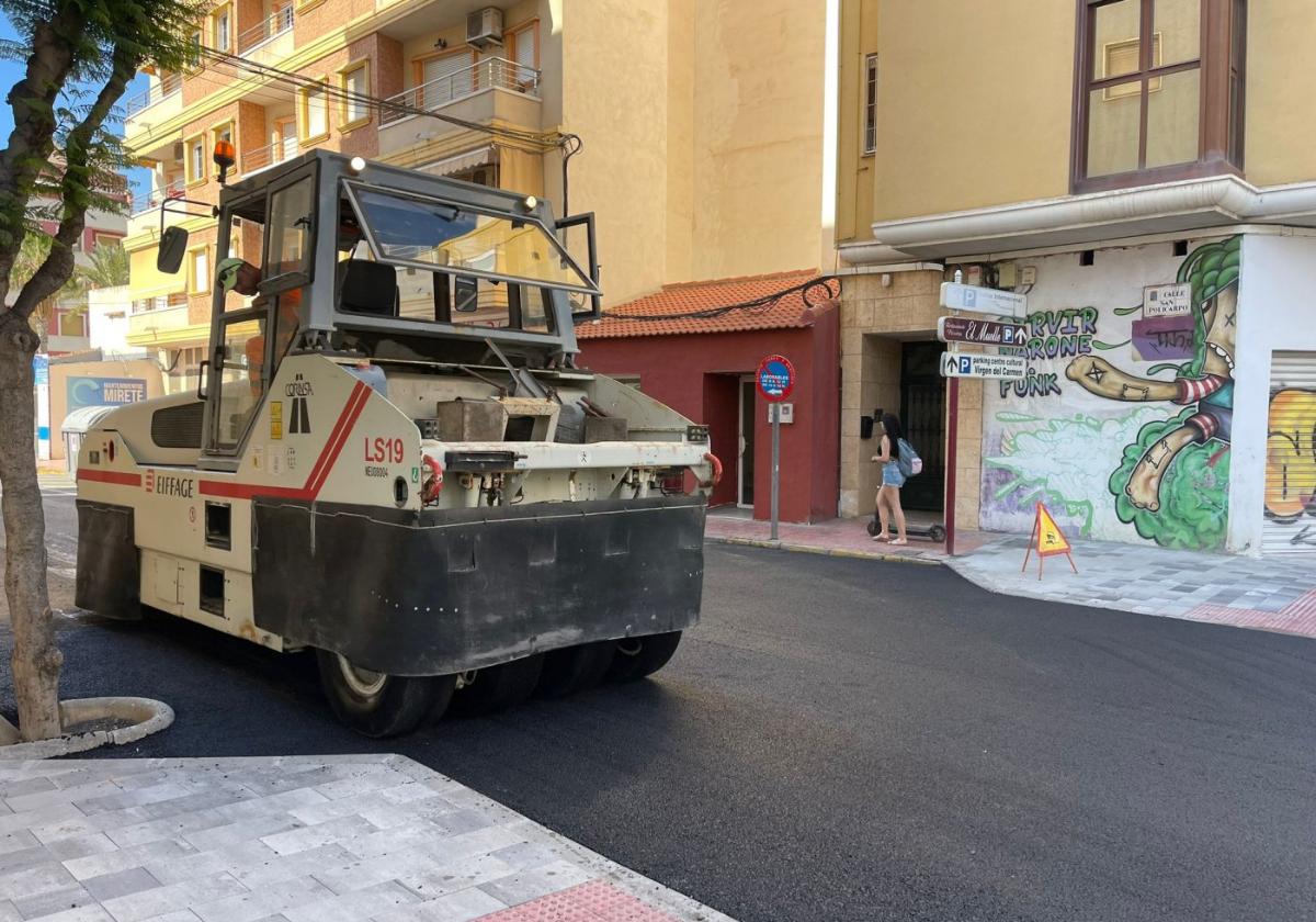 Una máquina termina de aplanar el nuevo asfalto.