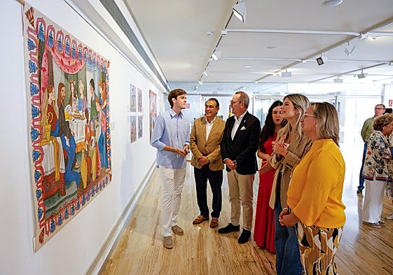 Dos de los artistas, junto a ediles y directivos del Paso Blanco.