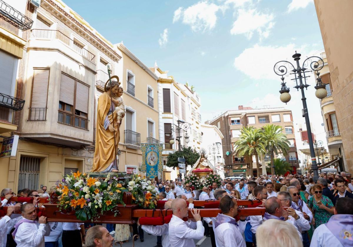 Encuentro de San José y la Virgen de las Huertas ante la iglesia de San Francisco, ayer.