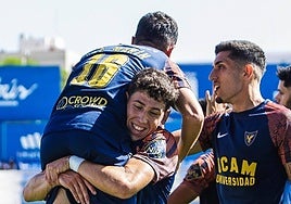 Ale Marín, autor de dos goles, es aupado por un compañero.