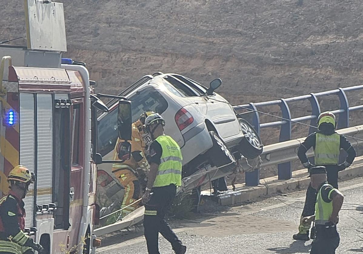 Un coche se sale de la vía y amenaza con caer desde un puente a la autopista en Orihuela Costa
