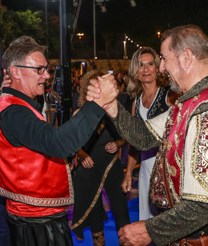 Imagen secundaria 2 - Arriba, el nuevo embajador moro junto a su familia. Abajo a la izquierda, López junto al alcalde, Pepe Vegara y el presidente de la Asociación de Moros y Cristianos, Manuel Ortuño. Abajo a la derecha, saludo entre López y el actual embajador cristiano, Francisco Ruiz.