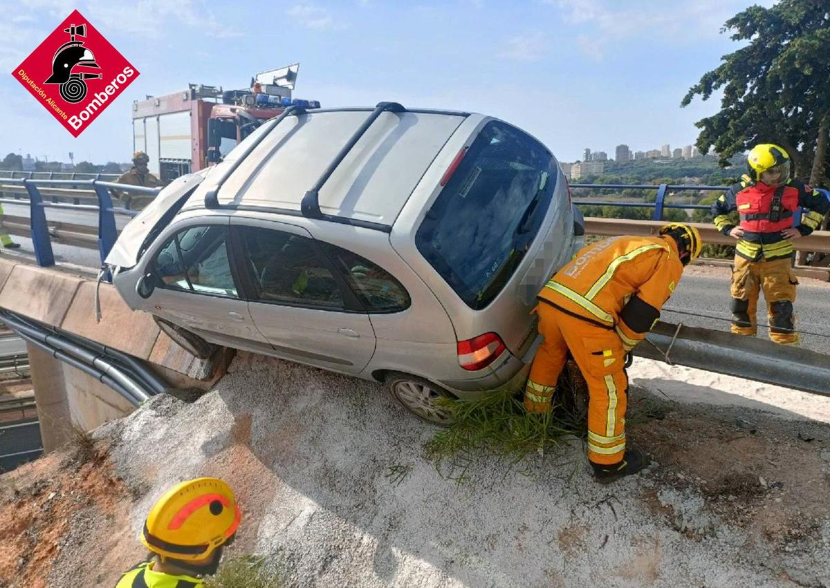Imagen secundaria 1 - Trabajos de retirada del coche siniestrado.