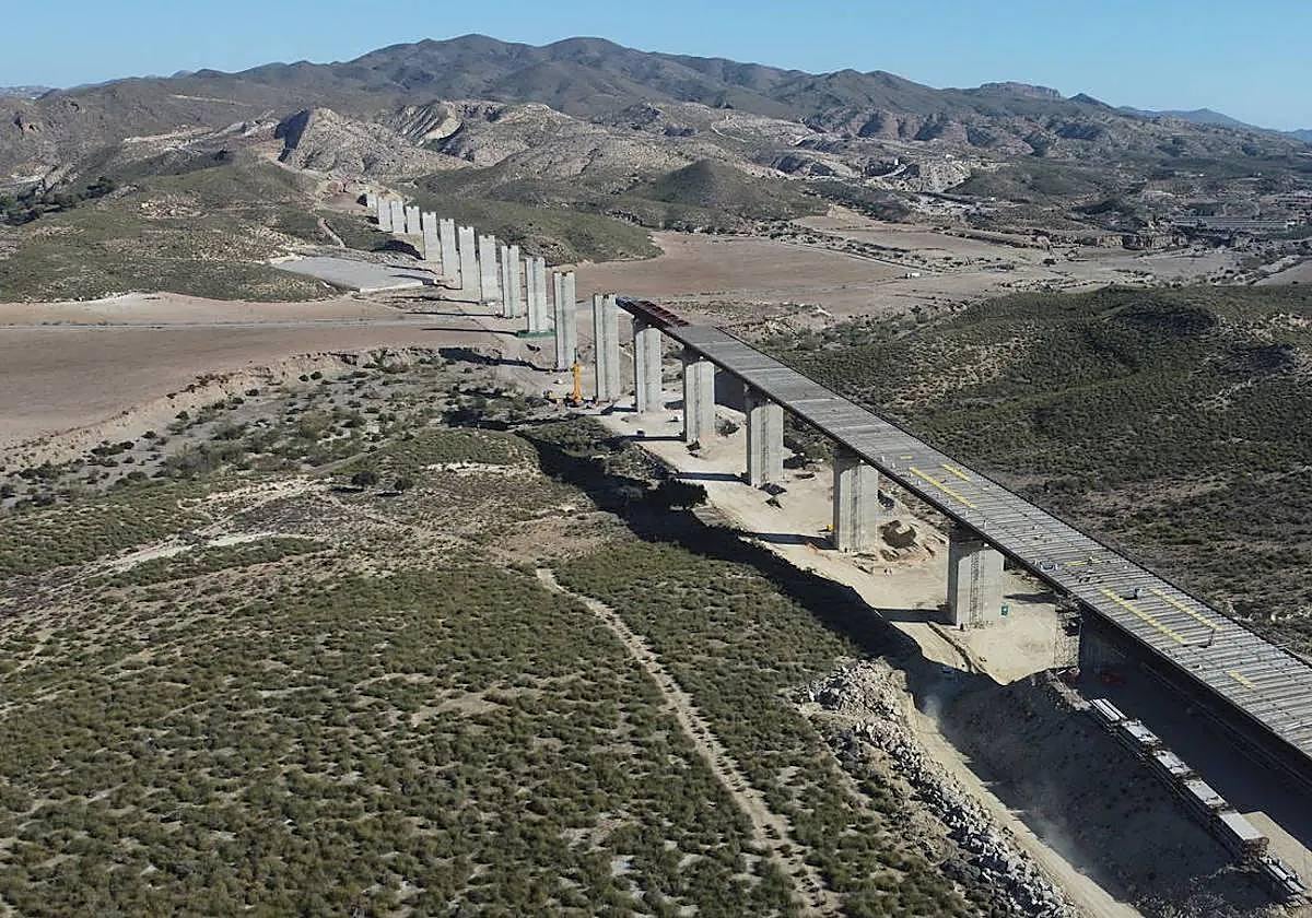 Construcción de un viaducto en Níjar para la plataforma de alta velocidad entre Murcia y Almería, en una imagen de archivo.
