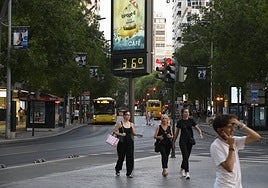 Un termómetro marca 36 grados en Murcia, en una foto de archivo.