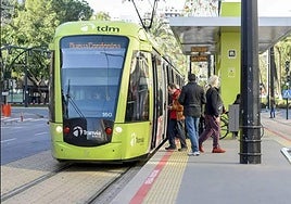 Pasajeros subiendo al tranvía en la plaza Circular de Murcia, en una imagen de archivo.