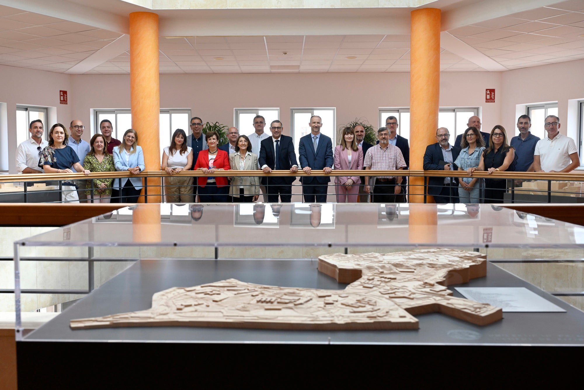 Los rectores, en el centro, con sus equipos de gobierno en el campus de Espinardo.