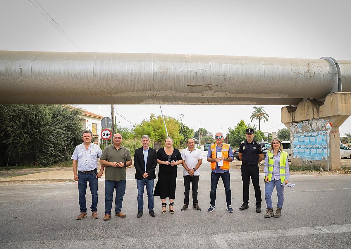 Imagen secundaria 1 - A la firma del acta de replanteo asistieron el alcalde, Pepe Vegara, el concejal de Infraestructuras, Víctor Valverde, y la edil de Seguridad Ciudadana, Mónica Pastor, así como algunos alcaldes pedáneos.