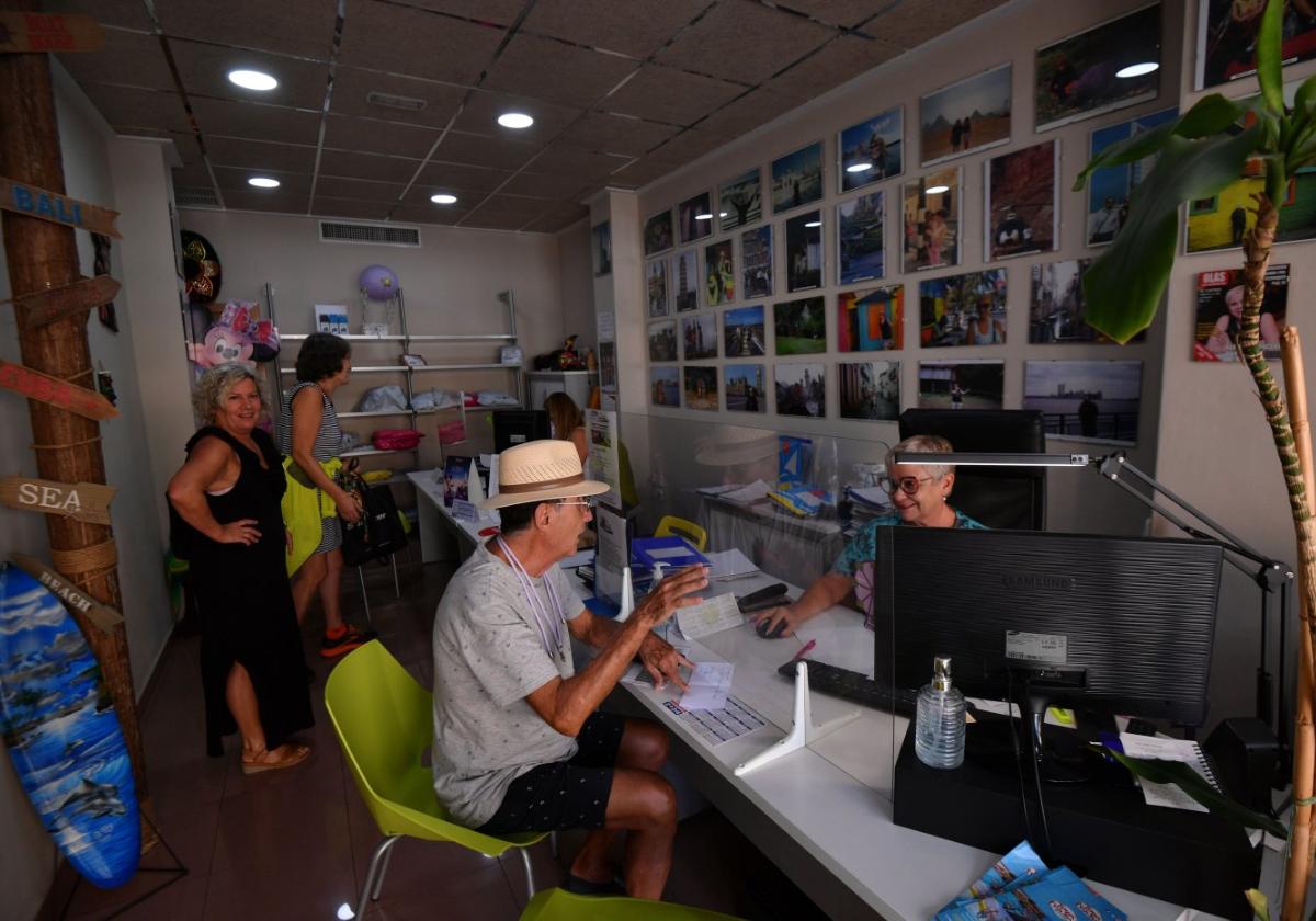 Un cliente reserva su viaje, ayer, en una agencia de Murcia.