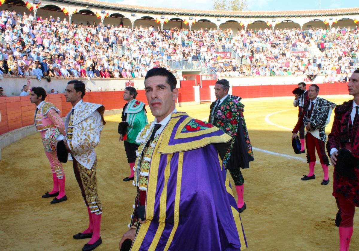 Paseillo inicial de Cayetano Rivera, Paco Ureña y Alejandro Talavante en un Coso de Sutullena lleno hasta la bandera.