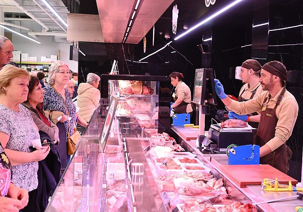 Clientes en un hipermercado Family Cash.
