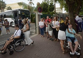 Padres del colegio Cristo de la Misericordia llevando a sus hijos al centro por la falta de transporte, el pasado curso.