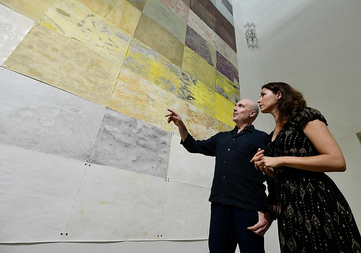 Pedro Medina y Rosell Meseguer, comisario y artista de la exposición 'Tierra en blanco', en Verónicas.