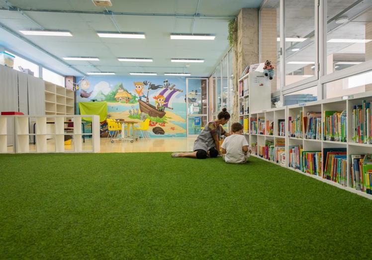 La biblioteca del centro va a ser desmantelada para albergar otro aula para escolarizar a más niños.