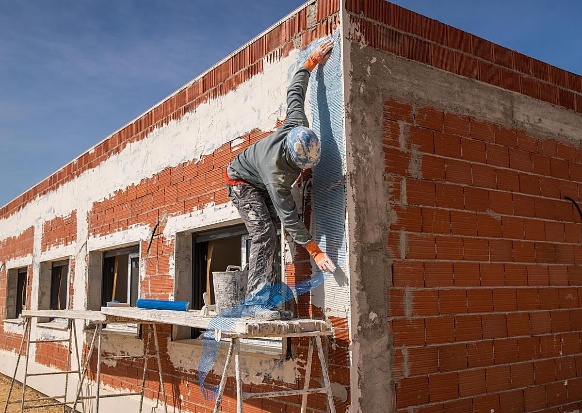 Imagen secundaria 1 - Los obreros, este miércoles, enfangadas en enlucir las paredes exteriores e interiores.
