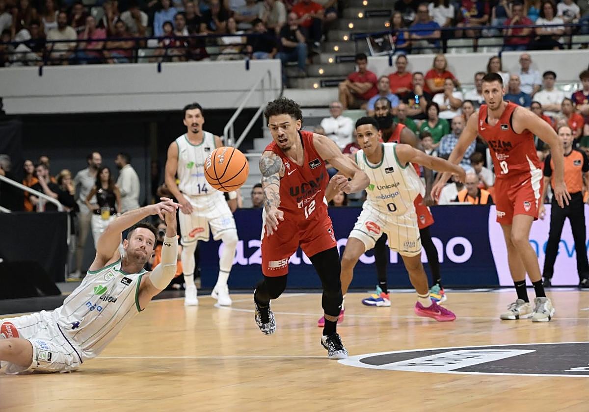 Radebaugh pugna por un balón en la Supercopa.
