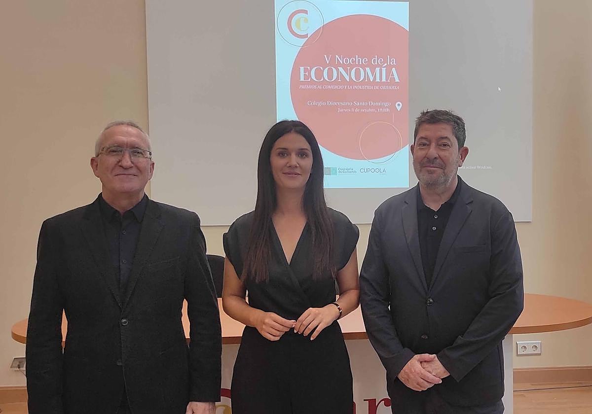 E concejal de Comercio, Vicente Pina, la vicepresidenta de la Cámara, Cristiano Torres, y el presidente, Mario Martínez.