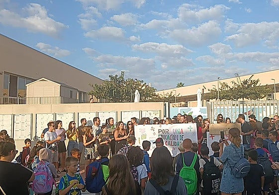 Padres y profesores concentradas esta semana frente a las puertas del colegio Playas de Orihuela.