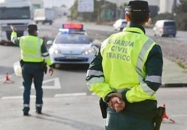 Agentes de la Guardia Civil de Tráfico en un control, en imagen de archivo.