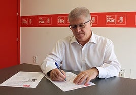 José Vélez firma el aval para la candidatura de Pedro Sánchez en el Congreso Federal del PSOE