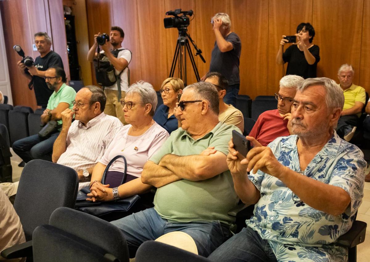 Imagen secundaria 1 - El interior del salón de plenos lució más lleno que de costumbre.