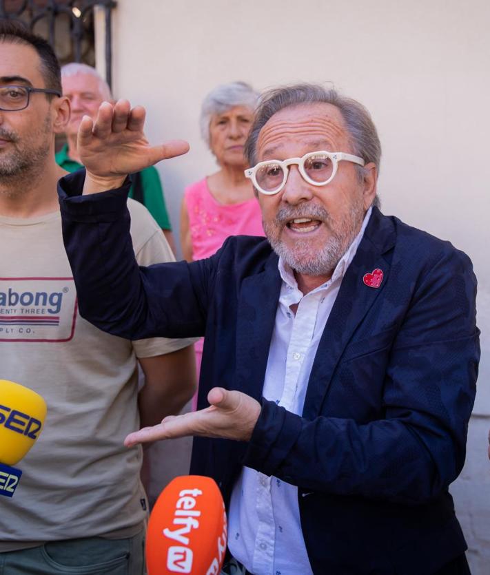 Imagen secundaria 2 - Ambiente, a la salida de la votación, en la plaza del Carmen, junto al Ayuntamiento.