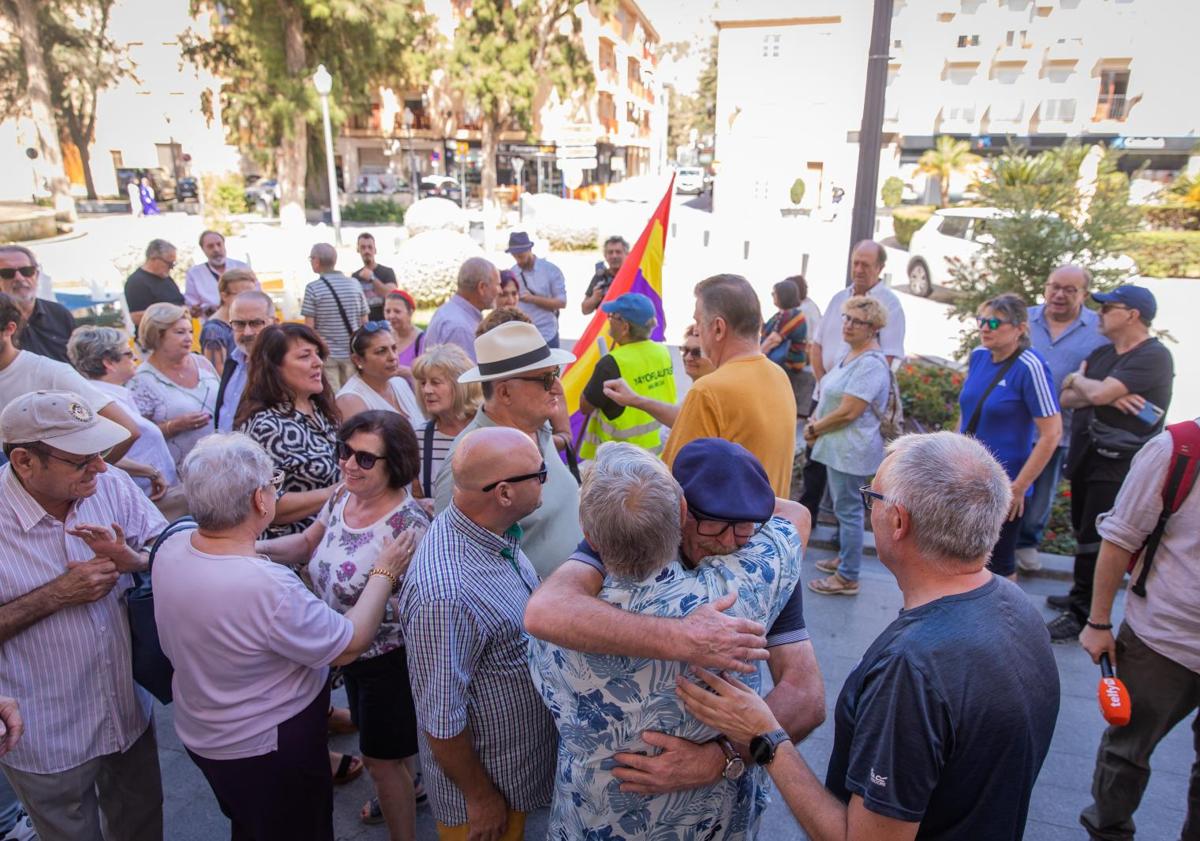 Imagen principal - Ambiente, a la salida de la votación, en la plaza del Carmen, junto al Ayuntamiento.