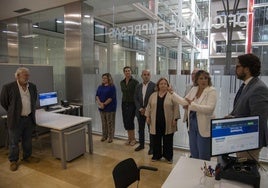 Noelia Arroyo visita la oficina en compañía de Miguel Martínez, Ana Correa, Diego Salinas y Álvaro Valdés, y los funcionarios.