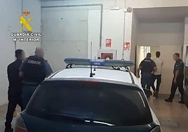 Los agentes trasladan a los detenidos.