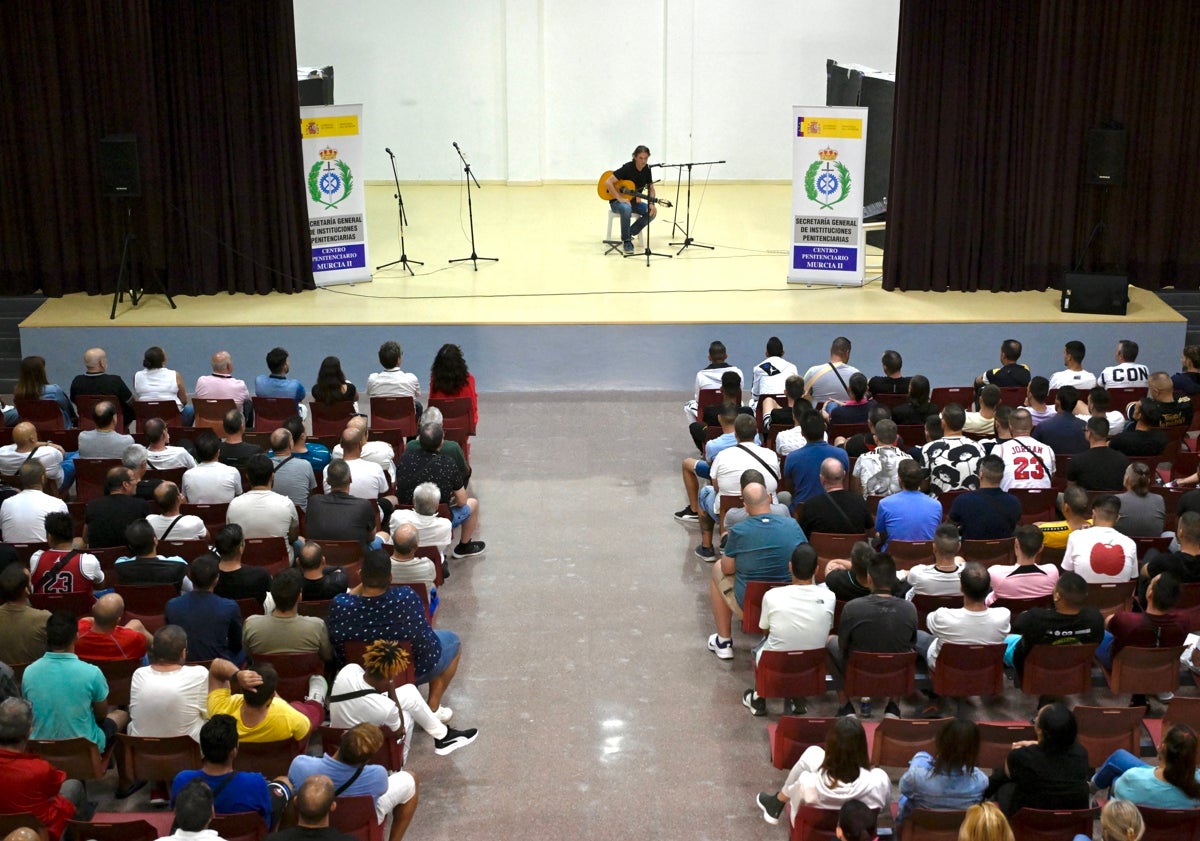 Imagen principal - Los acordes solidarios de un maestro de la guitarra en la cárcel de Campos del Río