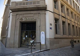 Un hombre sale de la oficina de Correos de la Plaza San Francisco.