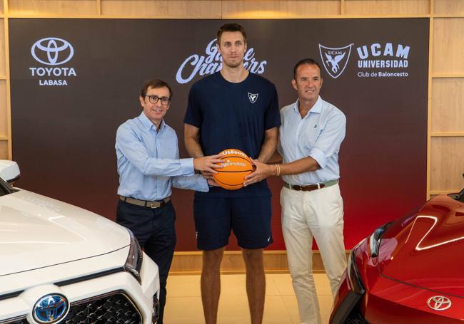 Domingo Nieto, gerente de Toyota Labasa, Vladimir Brodziansk, jugador del UCAM Murcia CB, y José Miguel Garrido, director comercial y de marketing del UCAM Murcia CB.