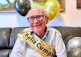 Ángel Martínez Codina, con su tarta de cumpleaños.